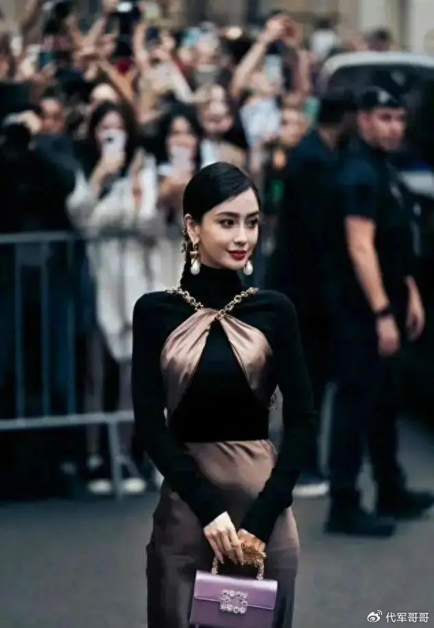 36岁杨颖近况曝光,带儿子赴港定居,机场独自搬运行李显憔悴__财经头条__新浪财经