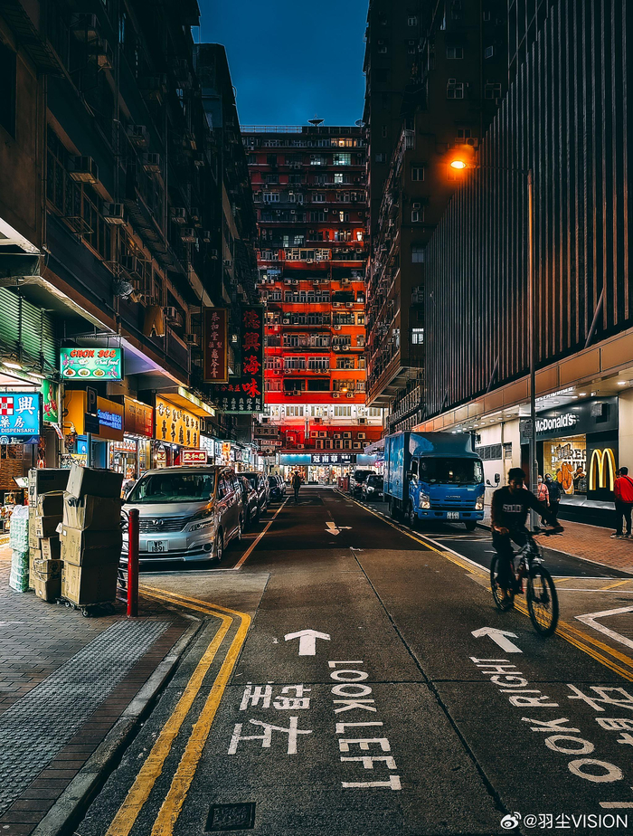 又整理出一组香港街头的随手拍 重新润色之后的浓郁色调同样别具一格