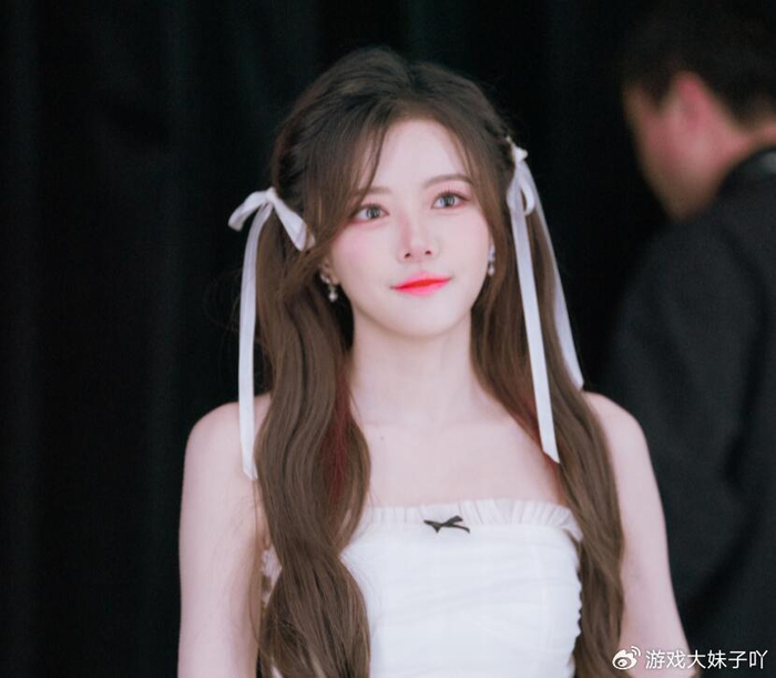 骆歆彻底放飞自我,穿真空装直播,超管连续发出警告