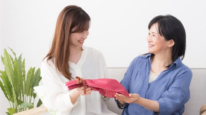 春节假期结束，儿子接到亲家母电话：让你妈别来了，孩子我来带！