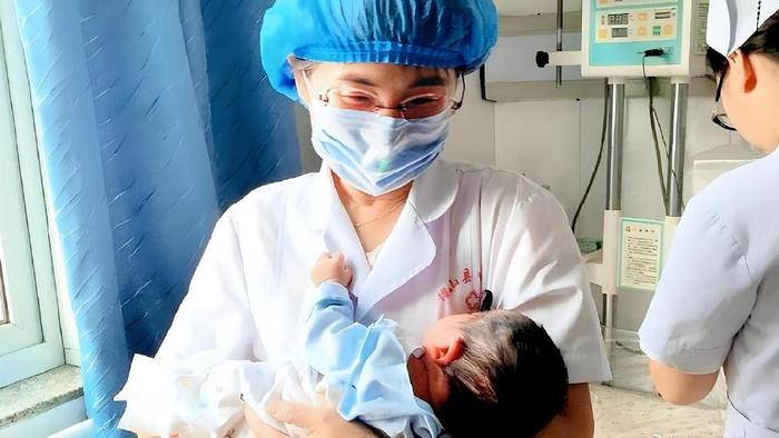 新生儿出生口衔“龙珠”，奶奶大喜：富贵之相！医生：孩子活不久