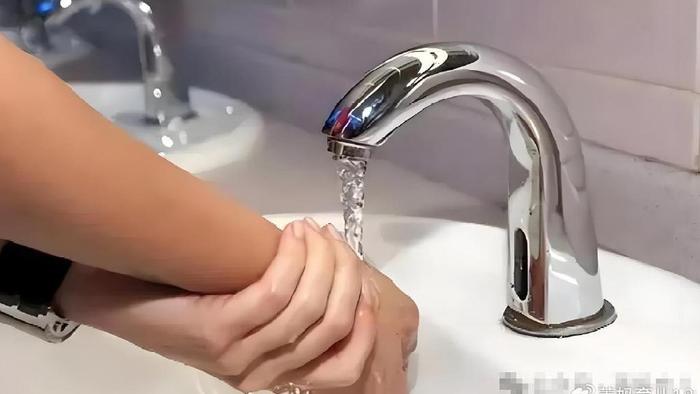 孩子被开水烫伤后一分钟，很多妈妈做错了，导致娃毁容才后悔