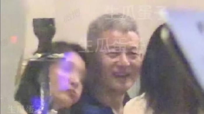 那英婚姻疑似“亮红灯”：结婚19年，男人还是不安分呀