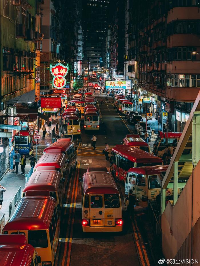 夜晚香港街头的色彩 总感觉香港有着拍不完的题材,入夜后的街头