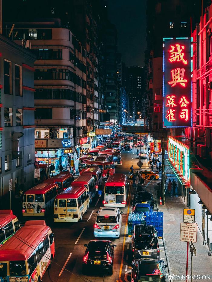 夜晚香港街头的色彩 总感觉香港有着拍不完的题材,入夜后的街头