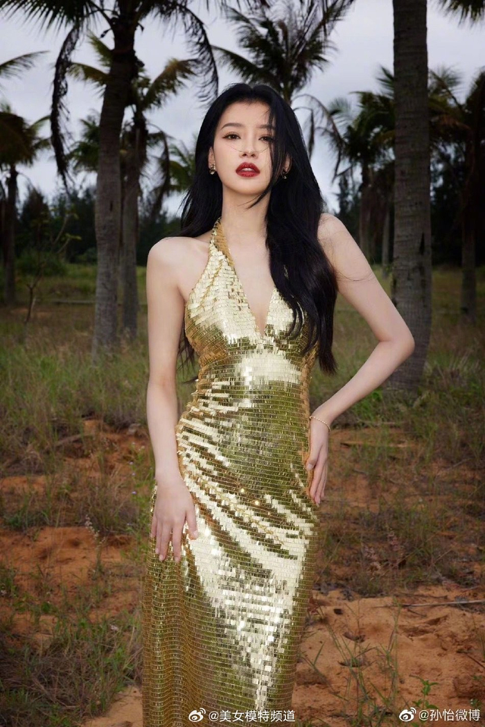 孙怡穿鎏金露背礼裙性感热辣优越腰臀比养眼迷人