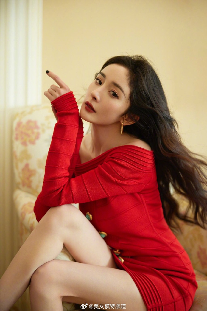 杨幂身着热辣红裙小秀性感纤细美腿吸睛香肩迷人