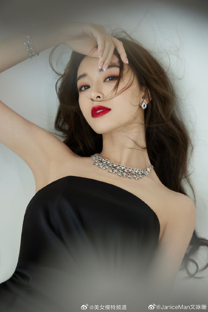 文咏珊着黑色高叉裙腰肢纤细 大波浪卷发披肩港风十足__财经头条