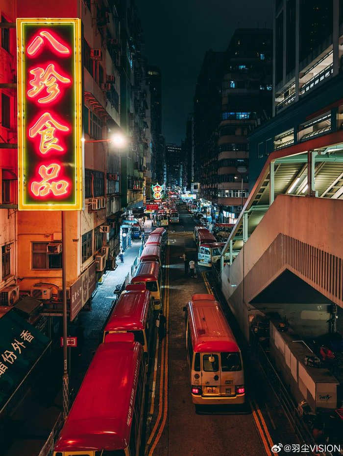 入夜后的街头,变成了色彩的海洋,密集的广告牌霓虹灯闪烁,形成这座