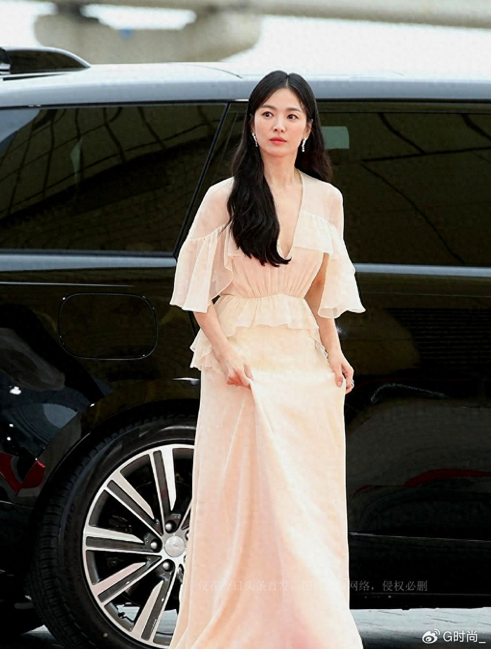 宋慧乔太美了获百想视后,一袭裸色长裙引关注,优雅又时尚