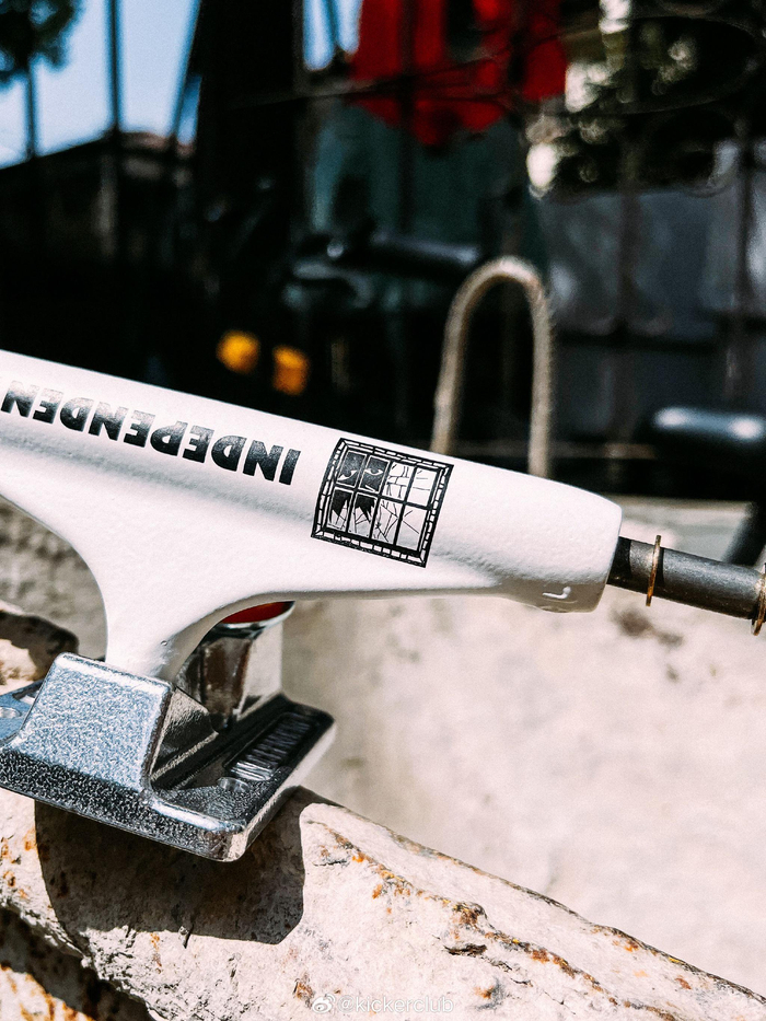 推出evansmith职业签名款滑板桥