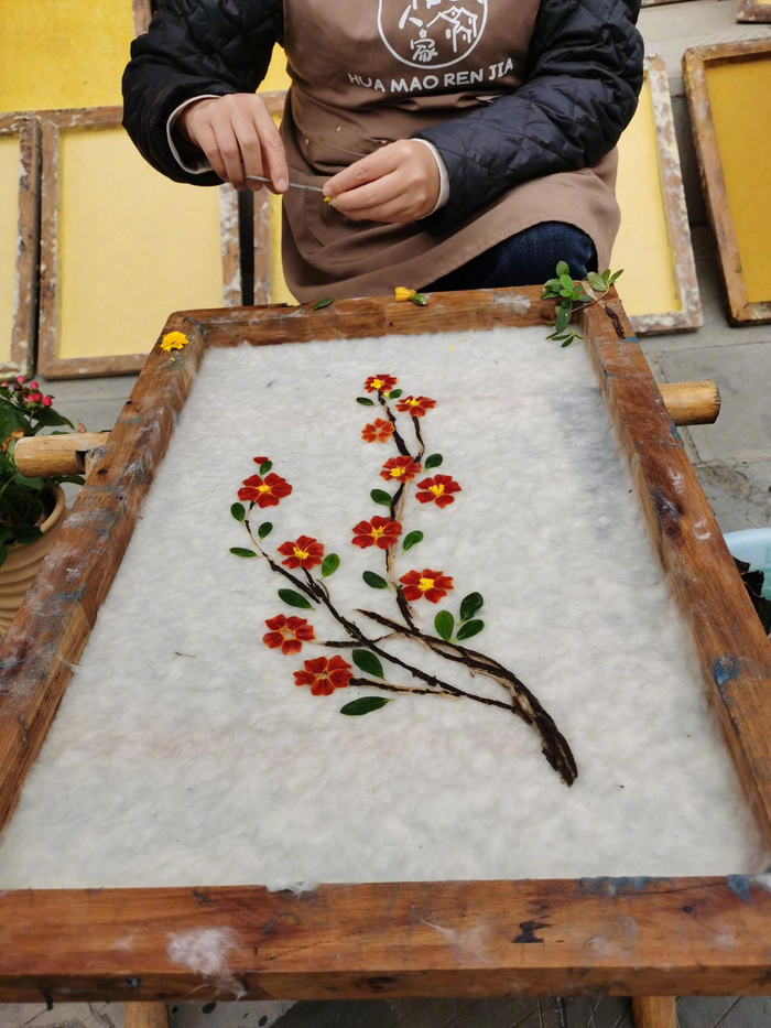 花茂村,有一种非遗艺术叫“纸浆压花画”……