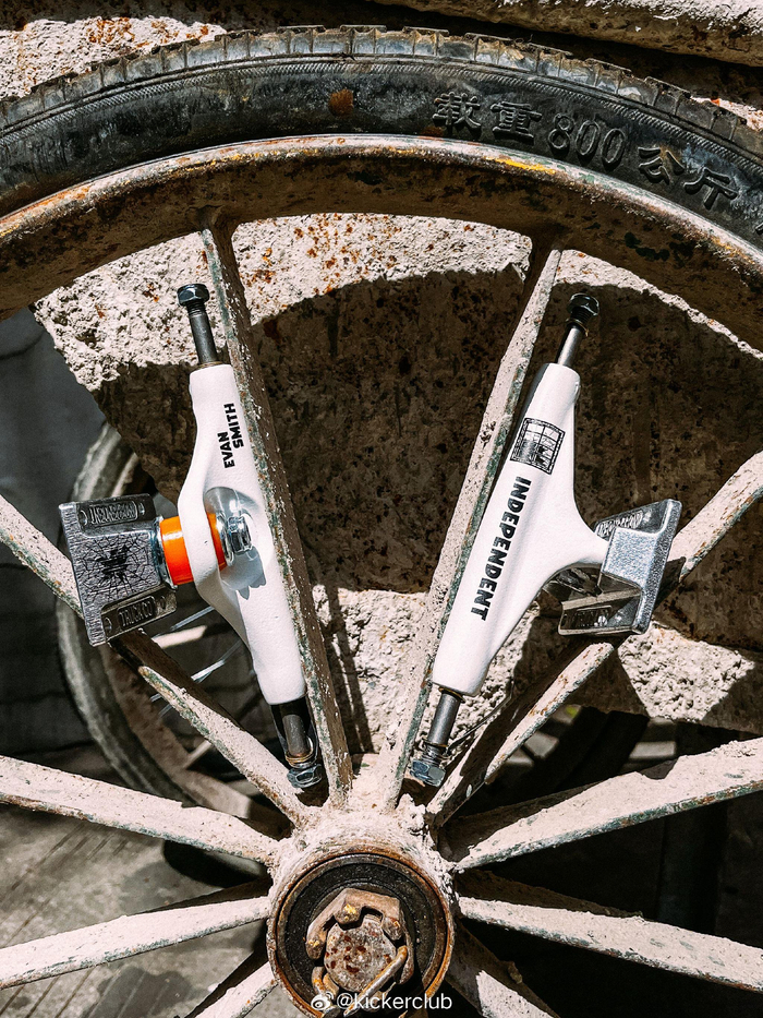 推出evansmith职业签名款滑板桥