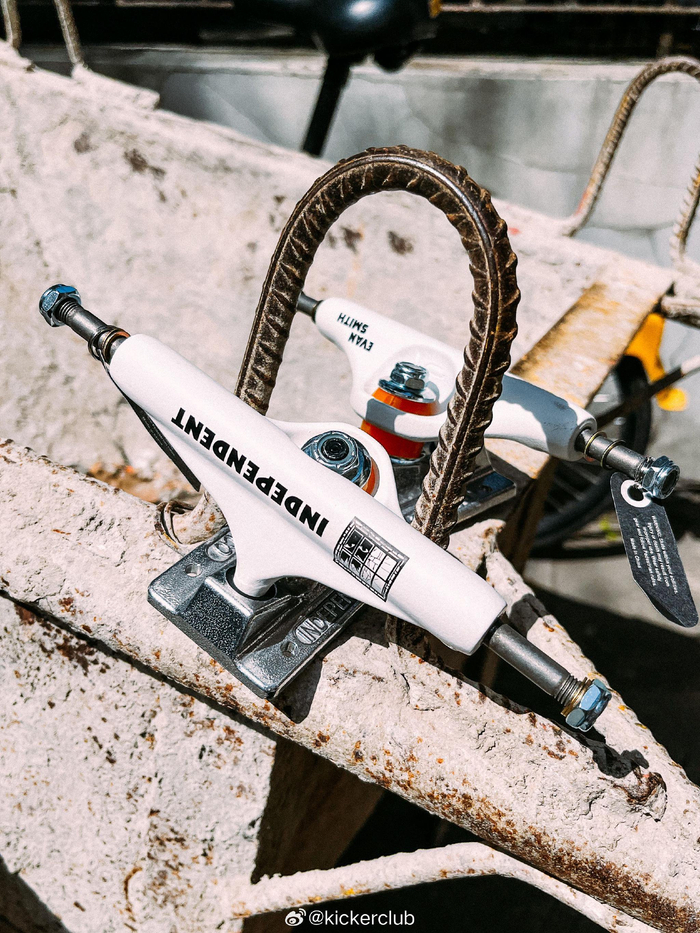 推出evansmith职业签名款滑板桥