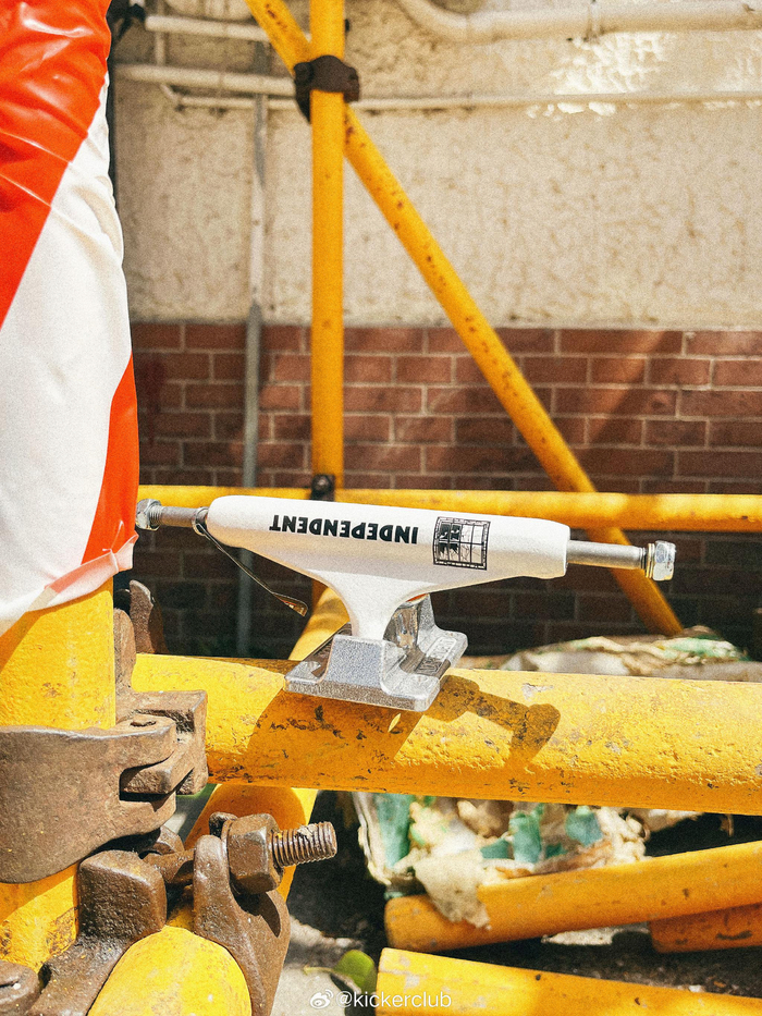 推出evansmith职业签名款滑板桥