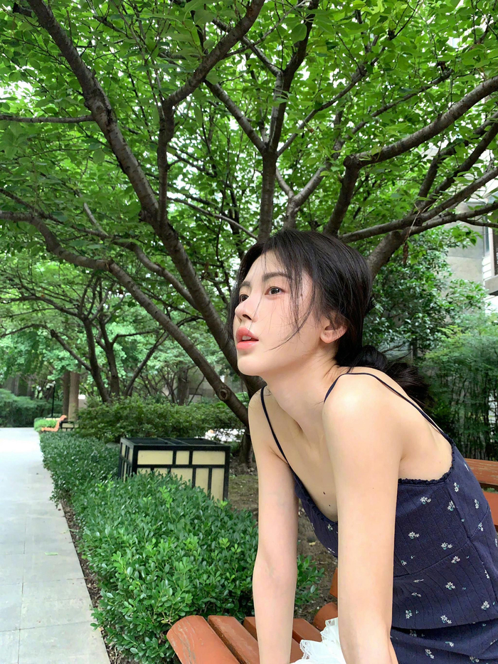 鞠婧祎 白色蛋糕裙造型 夏天就是要穿吊带呀 ～ 暗恋像一颗颗的青梅果