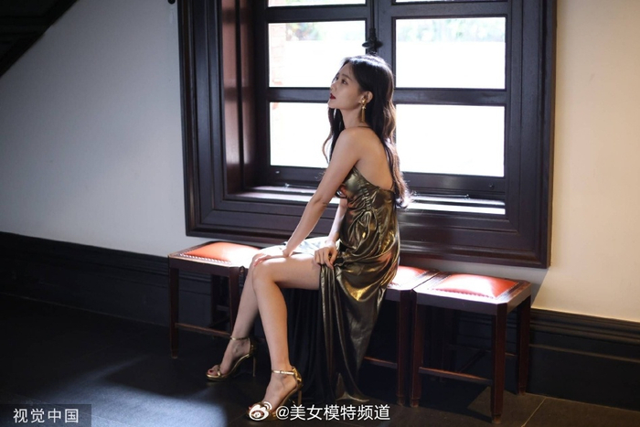 李一桐穿高开叉长裙大秀美腿美背白皙高贵又性感