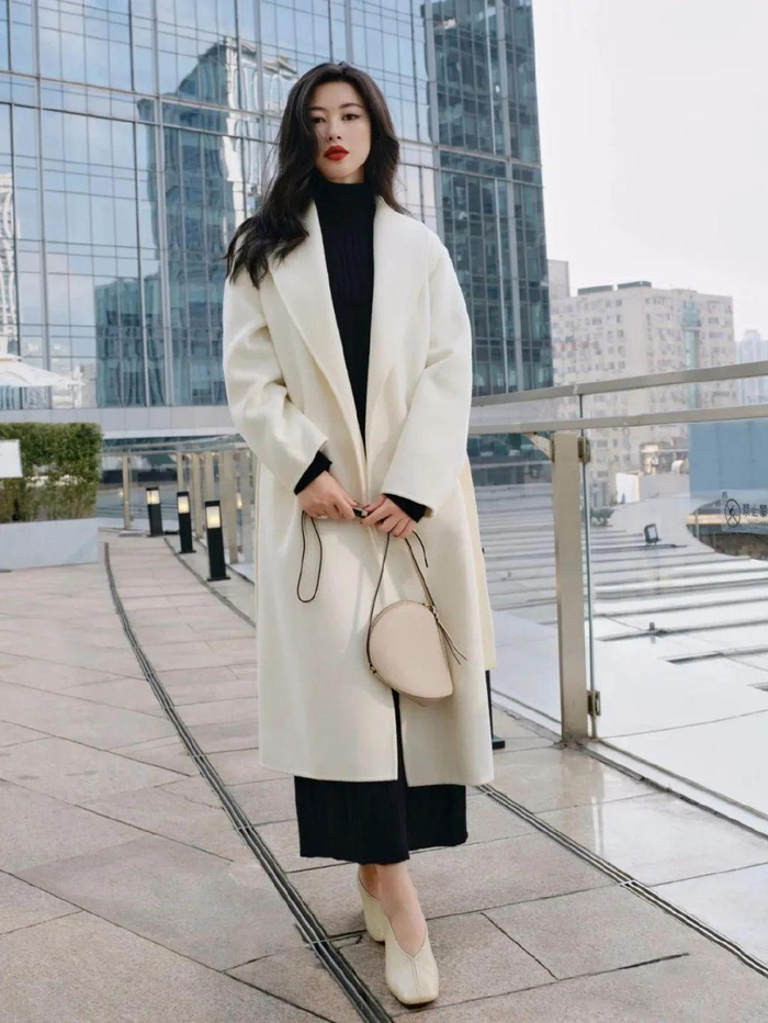 今年大衣紧身裤过时了搭配裙子长裤通勤时髦高级又洋气