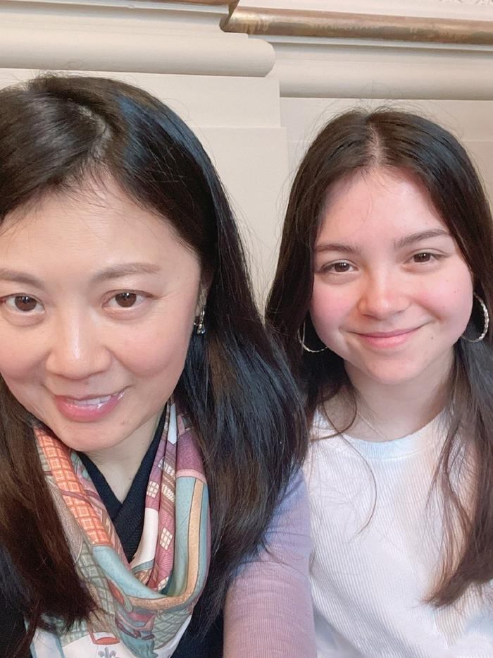央视女主持姜丰参加儿子学校活动,混血儿子颜值高,身高超过老爸
