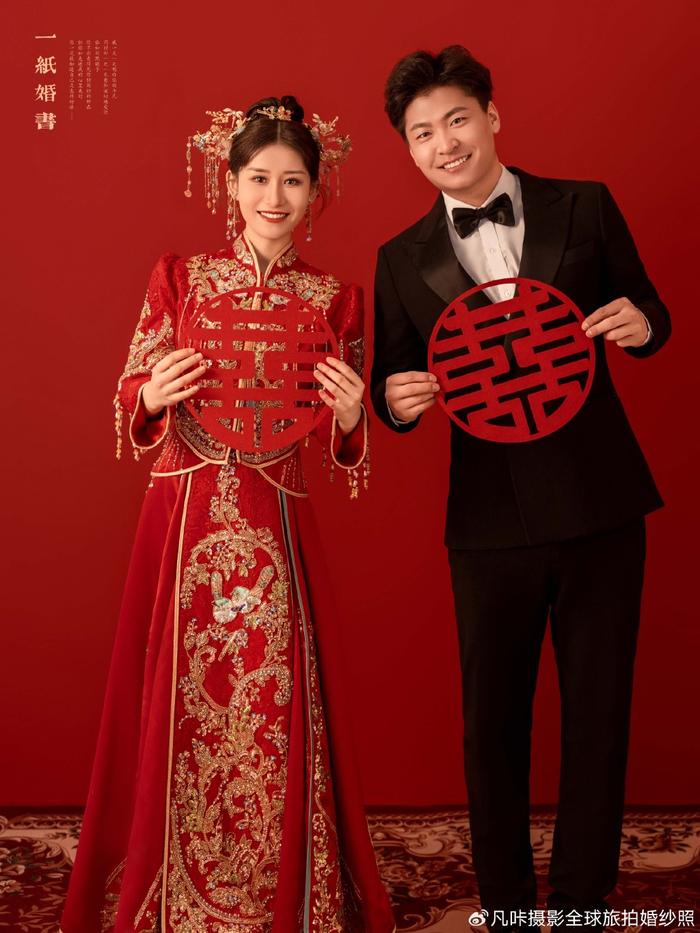 在朋友圈官宣结婚啦 秀禾服婚纱照太爱了