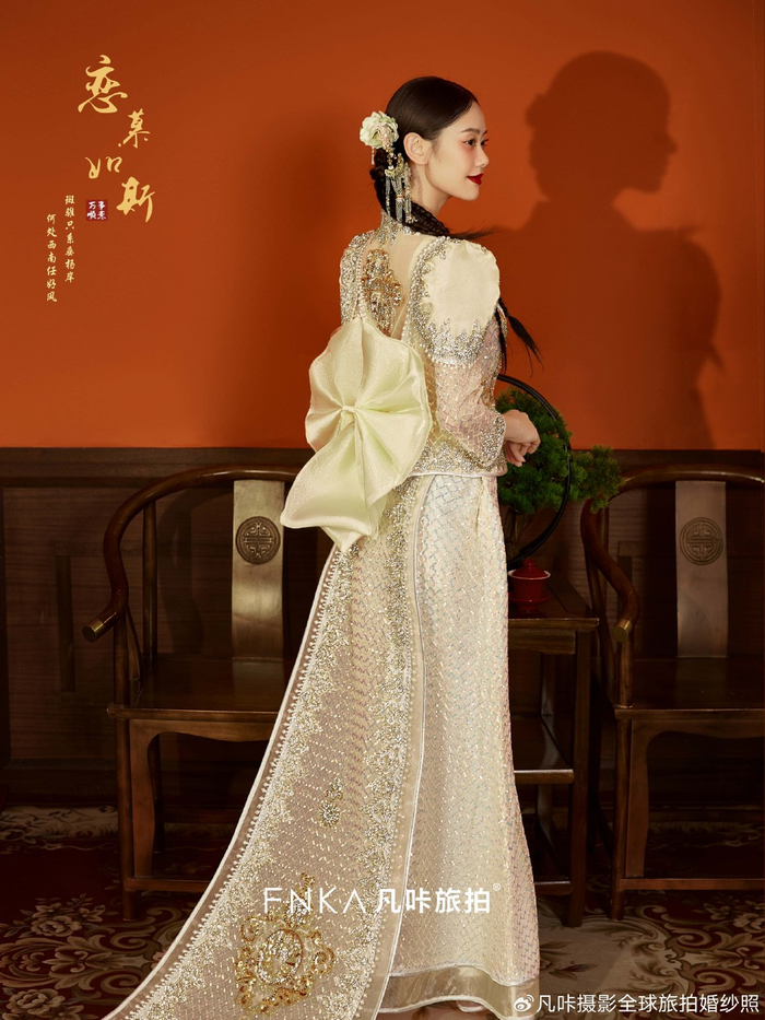 金色秀禾服婚纱照被闺蜜夸优雅又甜蜜|秀禾服|婚纱照|金色_新浪新闻