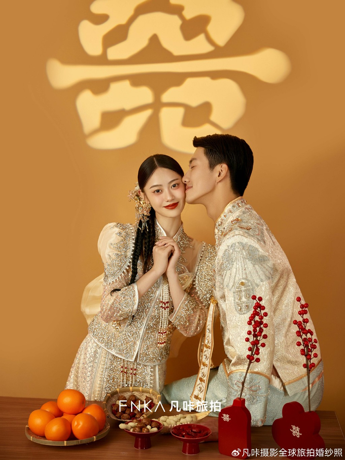 金色秀禾服婚纱照被闺蜜夸优雅又甜蜜|秀禾服|婚纱照|金色_新浪新闻