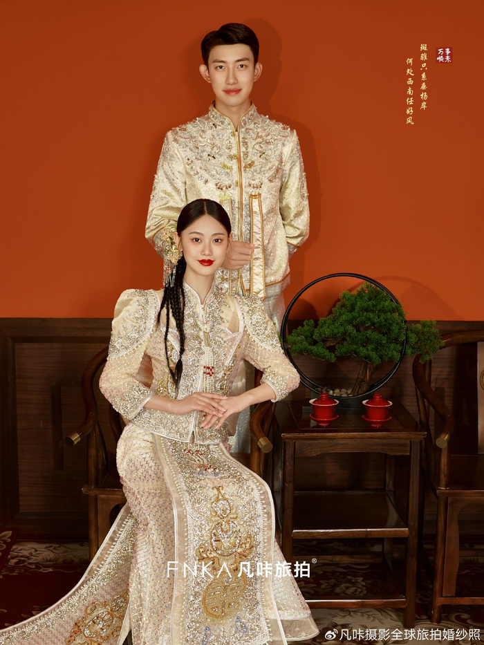 金色秀禾服婚纱照被闺蜜夸优雅又甜蜜|秀禾服|婚纱照|金色_新浪新闻