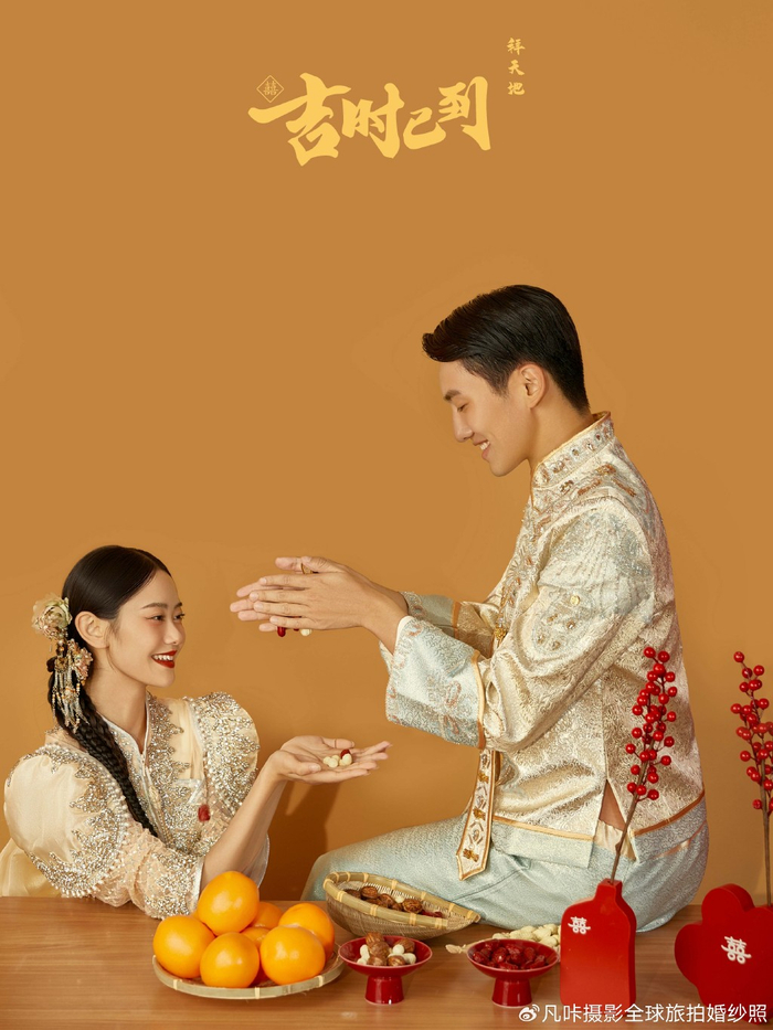 金色秀禾服婚纱照被闺蜜夸优雅又甜蜜|秀禾服|婚纱照|金色_新浪新闻