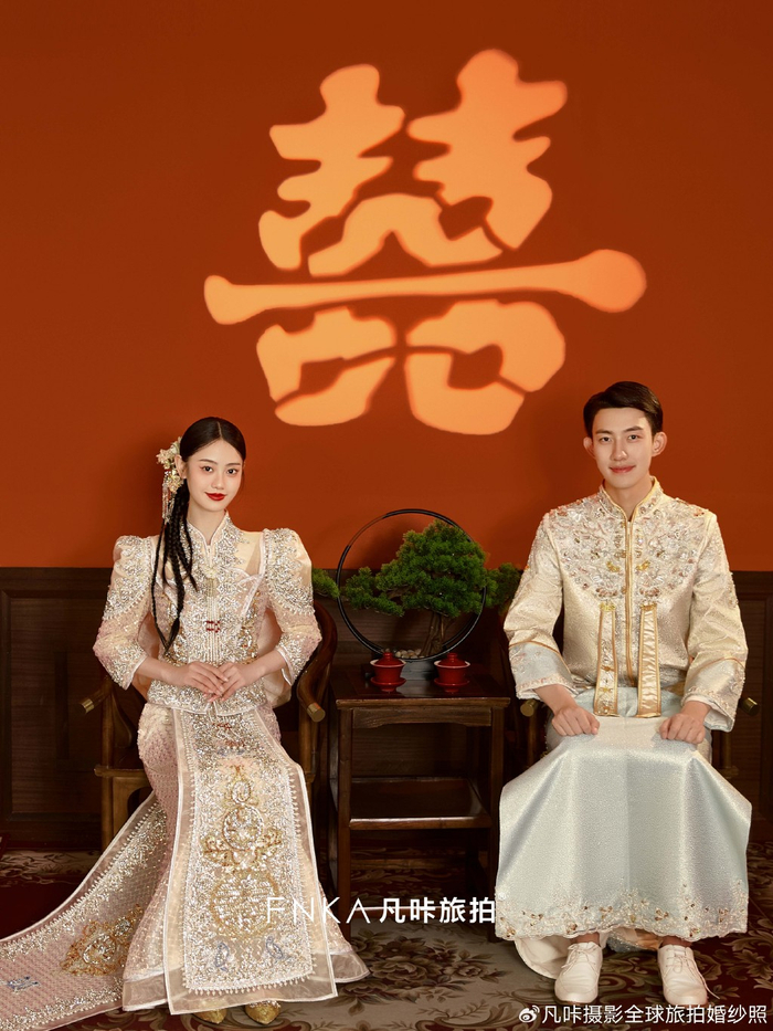 金色秀禾服婚纱照被闺蜜夸优雅又甜蜜