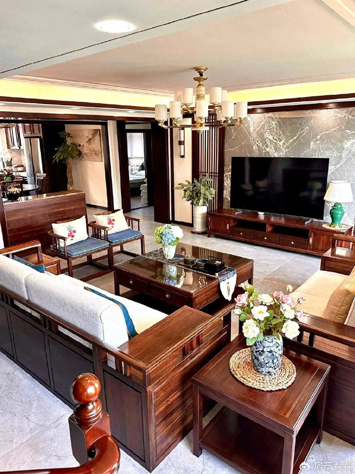 客厅家具全部选用红木搭配,红木家具有提升格调的作用,稳重大气,家具