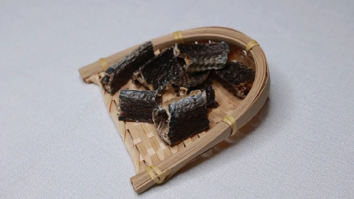 但也有临床研究发现,乌梢蛇配五味子,防风,蝉蜕,乌梅等,其抗过敏功效