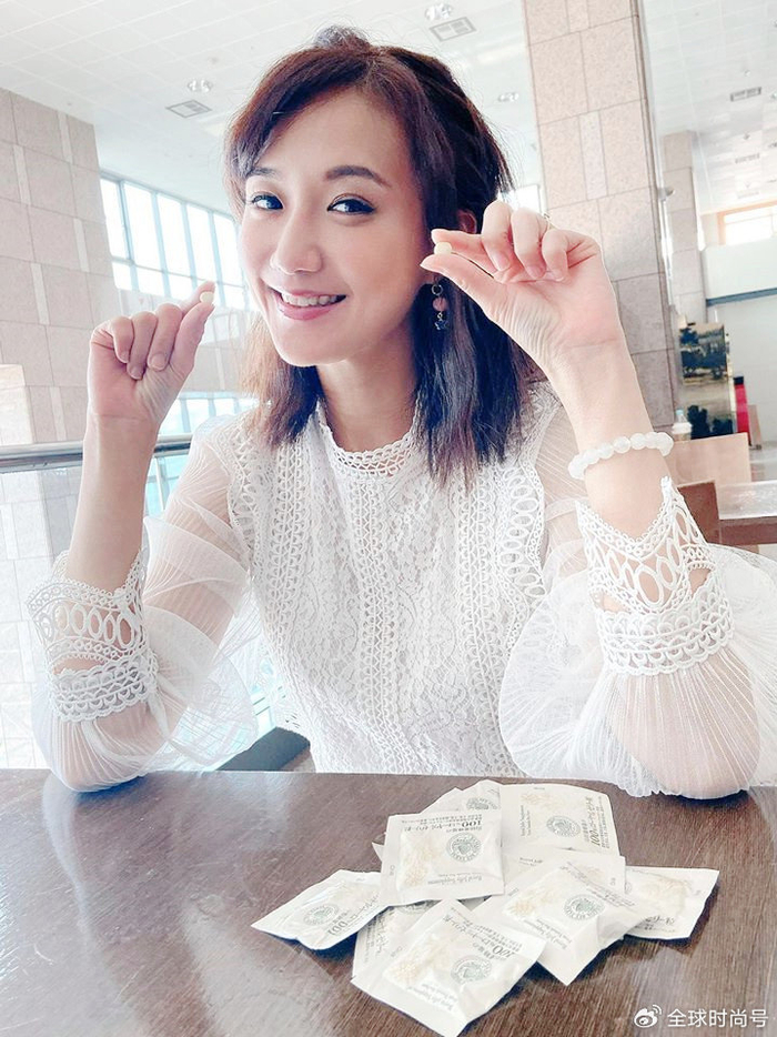 47岁何妤玟离婚不离家,从演员大咖到居家主妇,穿搭依旧小女人范