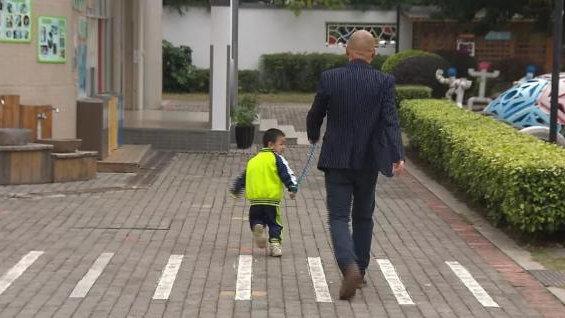 又一起儿童事故，2岁女童被牵引绳悬挂电梯，粗心父母何其多