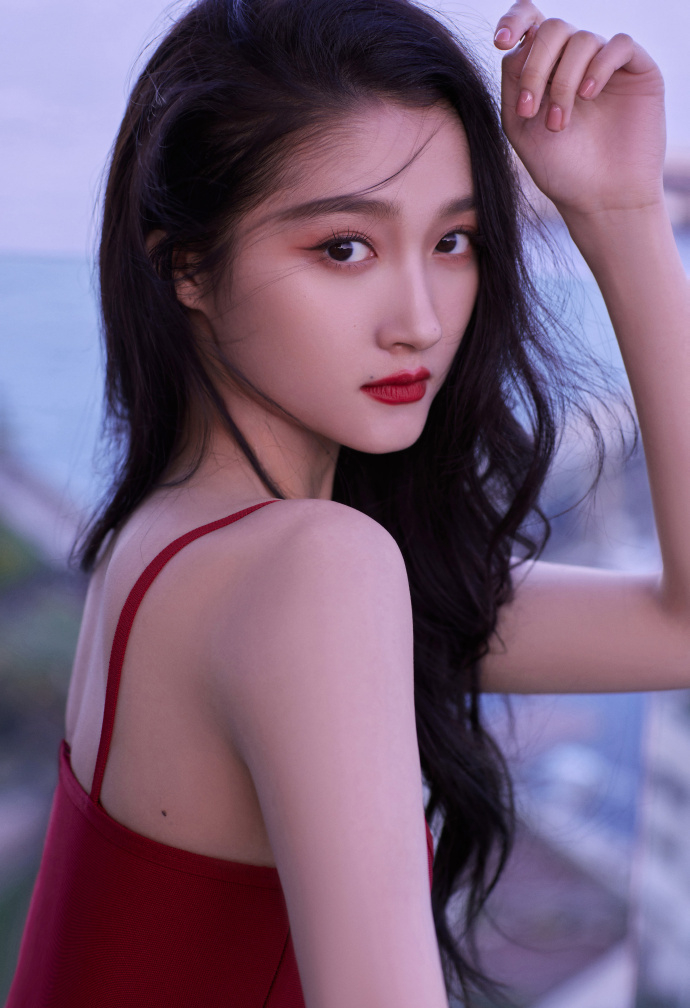 关晓彤明艳风蔚蓝海岸边的卷发红裙大片妩媚动人