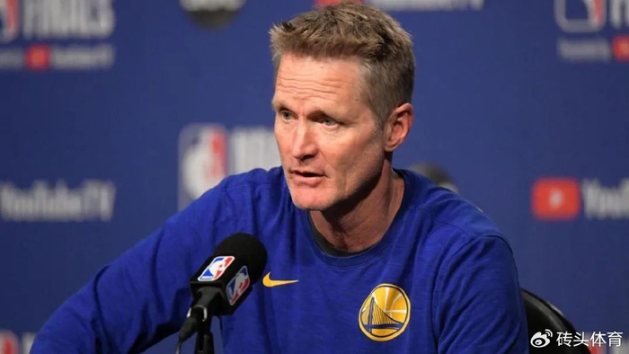 在总冠军教头史蒂芬科尔的带领下,金州勇士队在与孟菲斯灰熊队的比赛