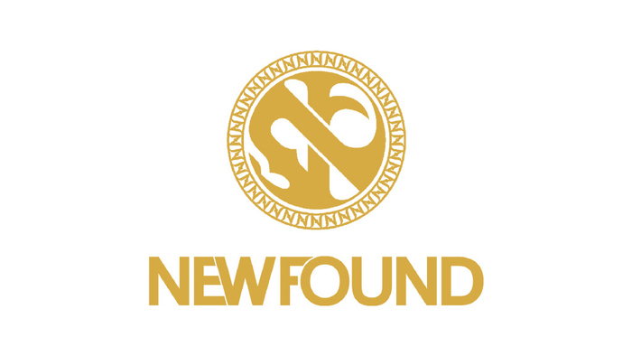 "纽方",是"东方艺术"与"西方时尚"的联系纽带,以品牌独特的服装设计