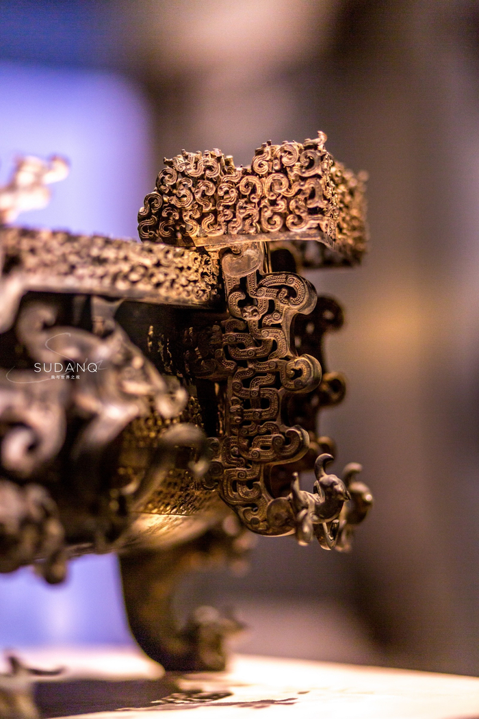 尊盘其物纹饰繁缛,穷极富丽,是春秋战国时期最复杂,最精美的青铜器件