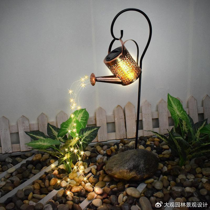 草坪灯的基础上融入了工艺品的元素,造型更为丰富,其设计多以庭院装饰