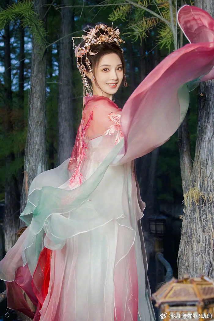 彭小冉这套古装造型怎么样能媲美东宫的异域风红裙吗