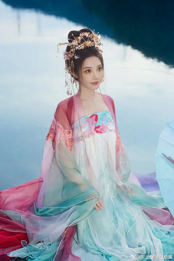 彭小冉这套古装造型怎么样能媲美东宫的异域风红裙吗