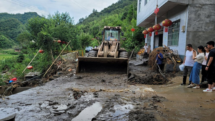 汉滨区大河镇遭遇罕见短时局地暴雨连夜驰援已转移群众1200多人