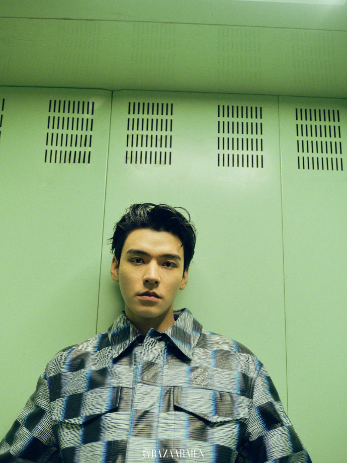 2/ 11龚俊《芭莎男士》闭年刊 正片释出创造十四个月连登主流大刊的新