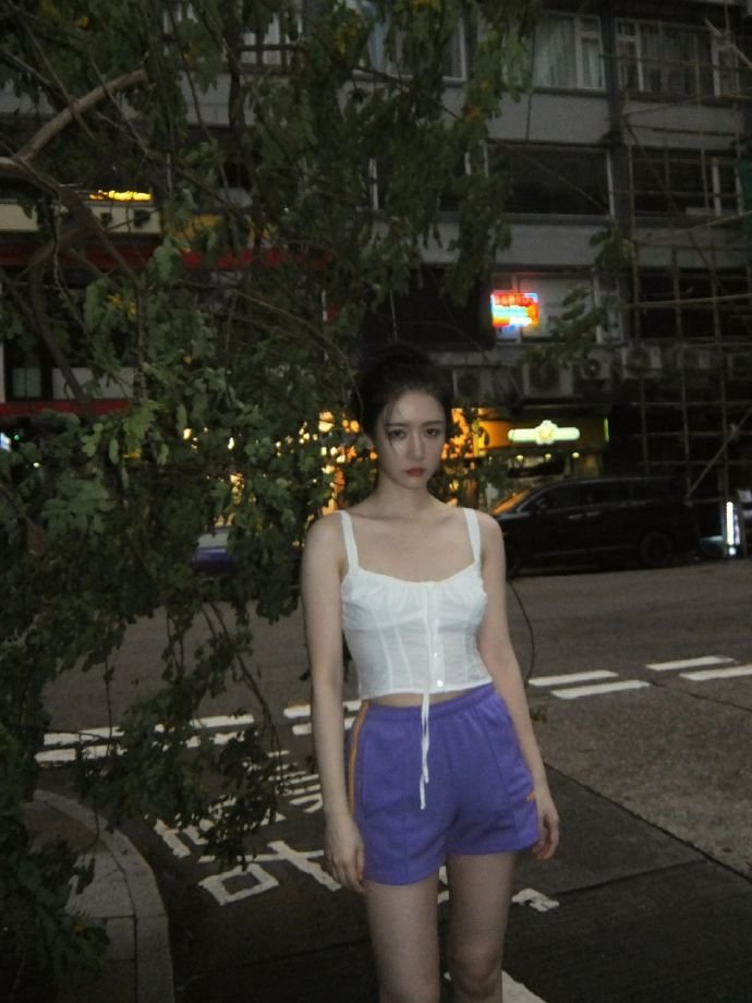 李墨之吊带私服夜色写真，温柔中透着浪漫气息__财经头条__新浪财经