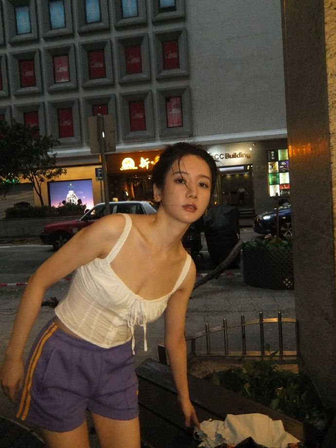 李墨之吊带私服夜色写真,温柔中透着浪漫气息
