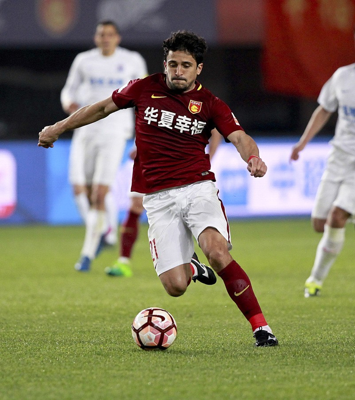 36岁归化国脚洛国富通过个人社媒宣布退役