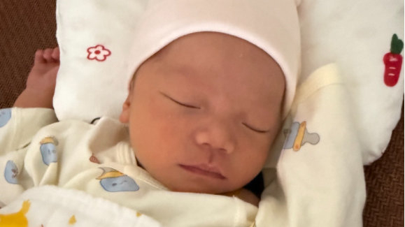 婴儿“头发多”和“发量少”有什么区别？2个信号要了解