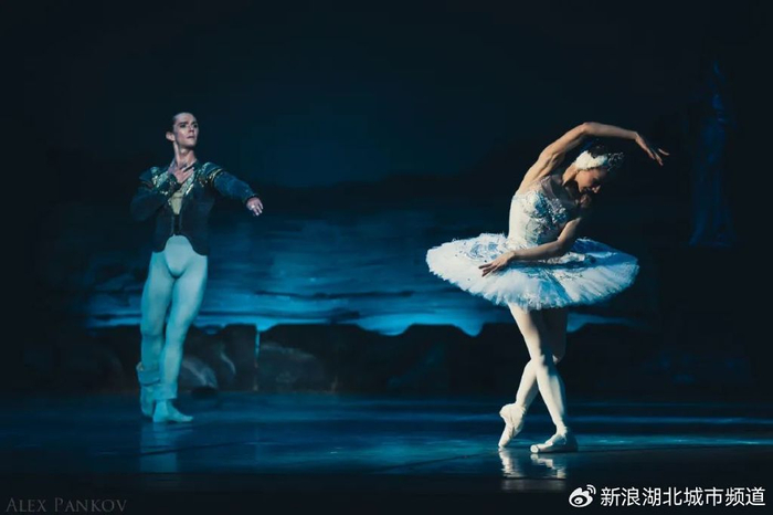 这是柴可夫斯基所作的第一部舞曲,取材于民间传说,剧情为:公主奥杰塔
