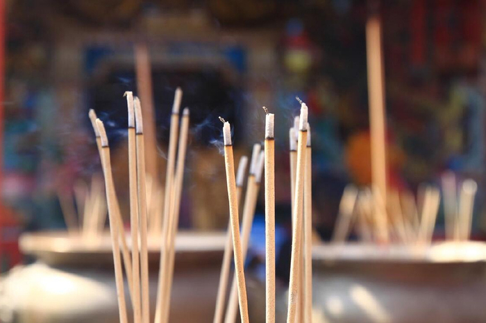 无论是春节期间的庙会,还是清明时节的祭祀,烧香都扮演着不可或缺的
