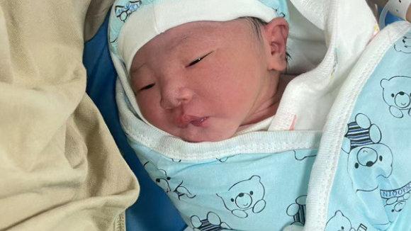 婴儿“吐奶呛咳”有多可怕？新手爸妈不懂，娃要吃亏