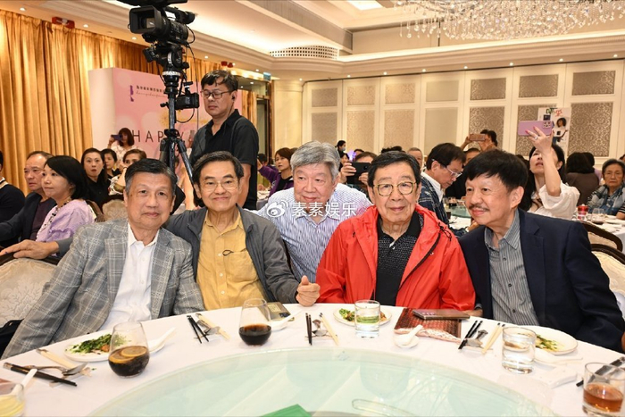 粉丝为陈百强打扫墓地送生日蛋糕,danny65岁冥诞不寂寞